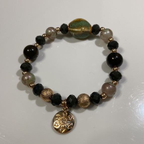 NWOT beaded summer bracelet with seashell and gold floral pendant. One size. - Picture 2 of 6